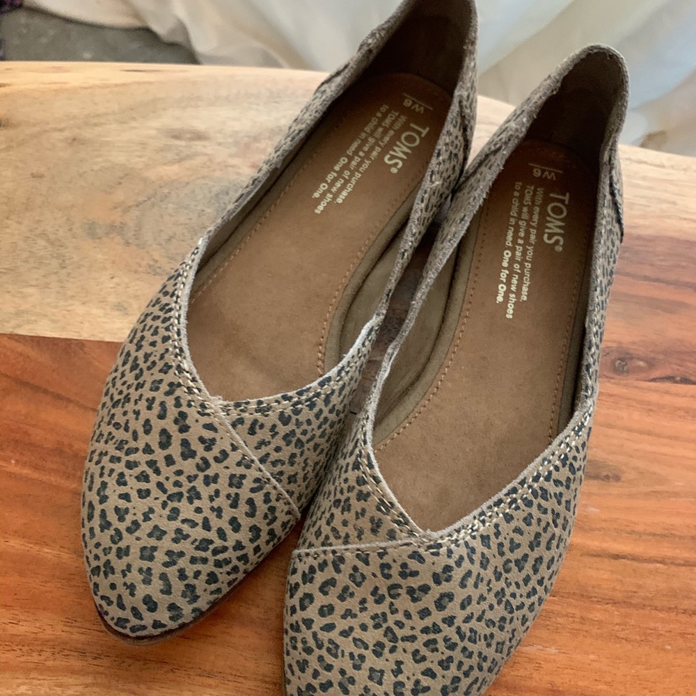 Toms animal print flats sz 6